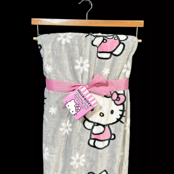 Hello Kitty Flowers And Kittys Throw Gray Multi 60X70in Throw Soft and Plush - Picture 3 of 14